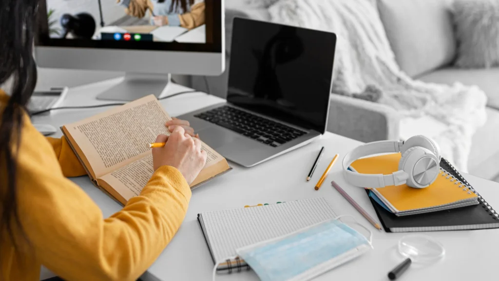 mujer participando de un curso online