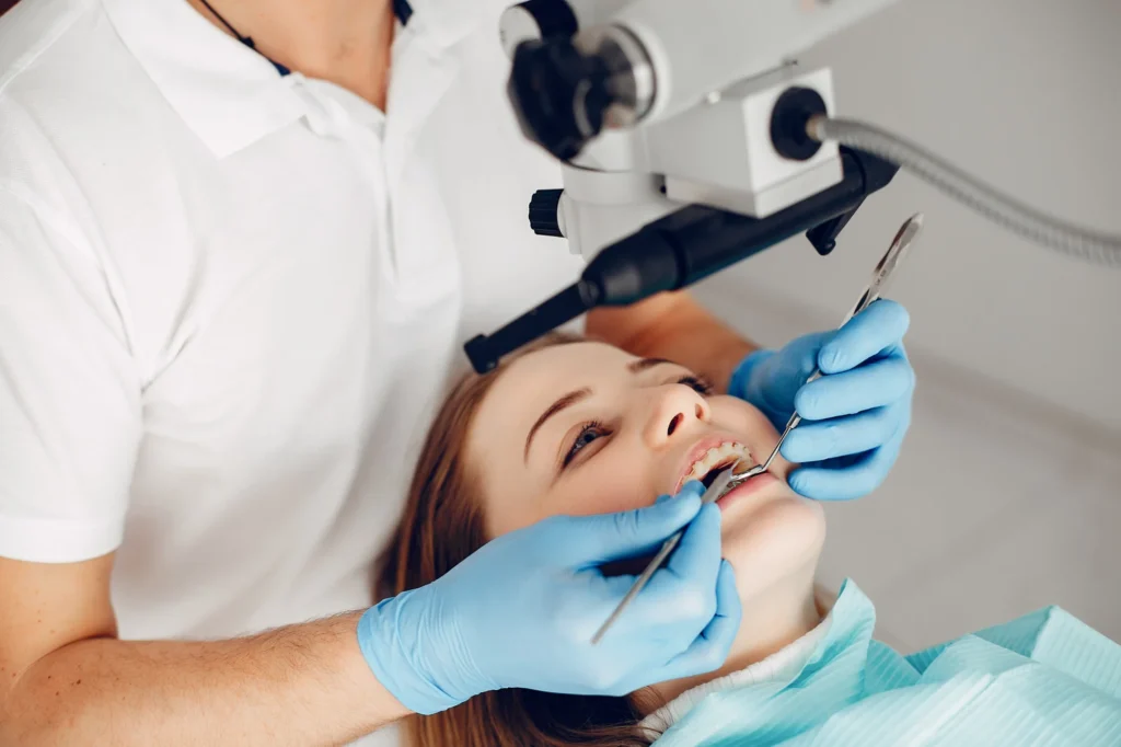 niña en consultorio de dentista