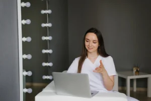 dermatologa con portatil dermatóloga con portátil